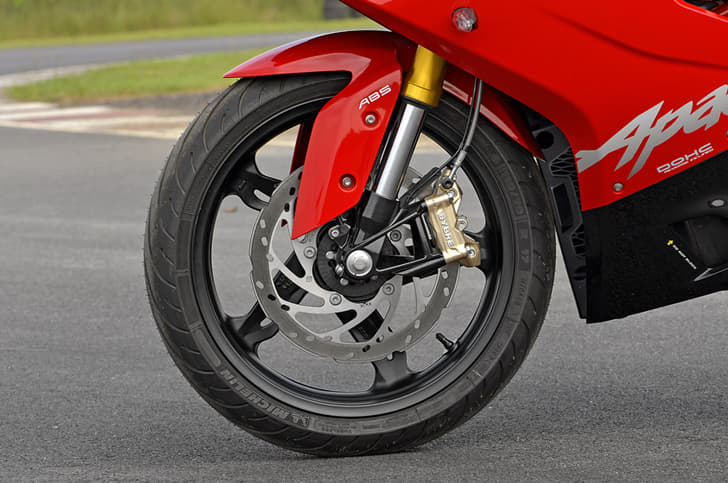 The Apache 310 RR gets a 41mm KYB USD fork and a 300m petal disc brake up front. Two-channel ABS is standard.