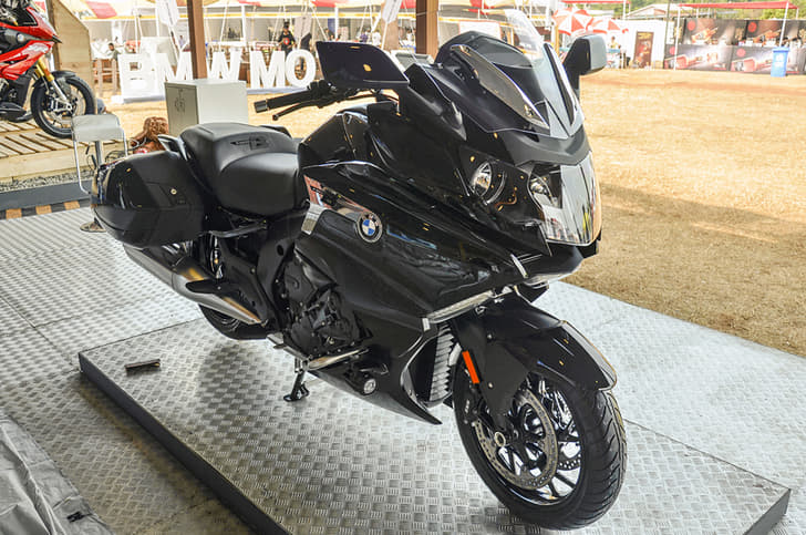 BMW K1600B front three quarters view..