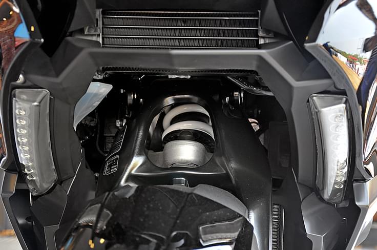 BMW K1600B Telelver front suspension. BMW K1600B Telelver front suspension.