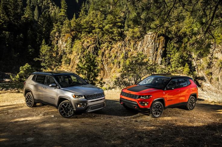 The standard Compass side-by-side with the hadrcore Trailhawk version (both models are international-spec). The standard Compass side-by-side with the hadrcore Trailhawk version (both models are international-spec).