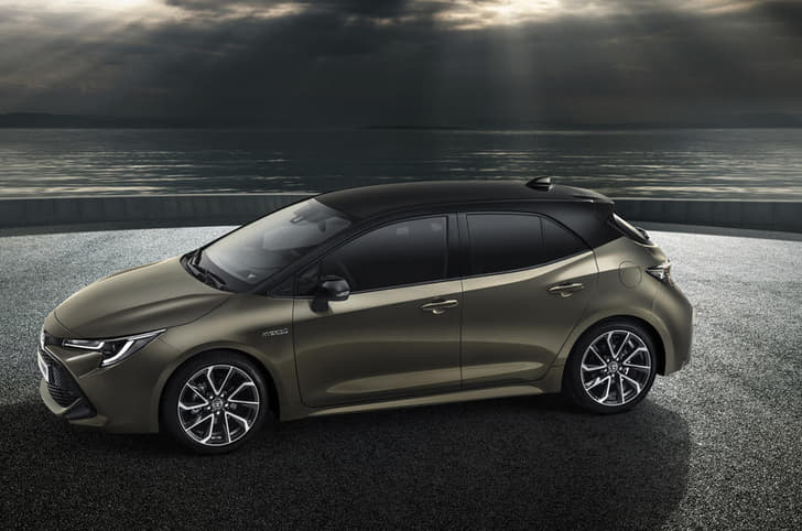 New Toyota Auris hybrid image gallery