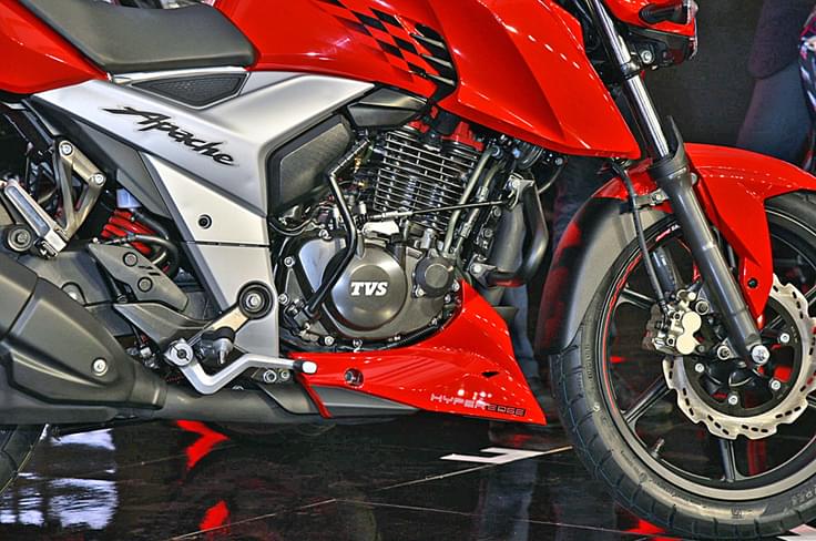 The 159.7cc, four-valve, air- and oil-cooled engine makes 16.8hp on the fuel-injected bike (16.5hp on the carburettor model) and 14.8Nm of torque. The 159.7cc, four-valve, air- and oil-cooled engine makes 16.8hp on the fuel-injected bike (16.5hp on the carburettor model) and 14.8Nm of torque.