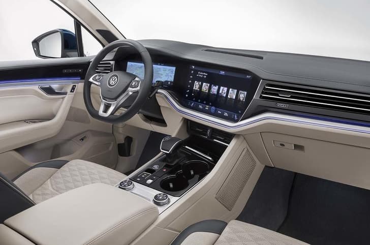 2018 Volkswagen Touareg image gallery