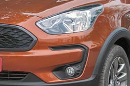 C-shaped detailing stylish on the fog lamp.