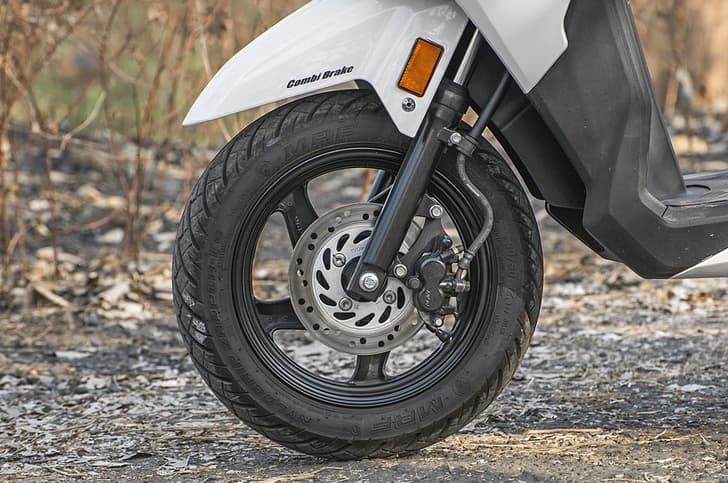 Impressive braking on the Grazia boosted by the CBS (combined braking system).