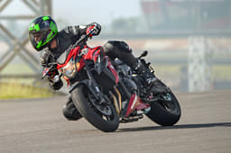 Confident handling, but the 'Gixxus' lacks fluidity. Blame the 215 kg kerb weight. 