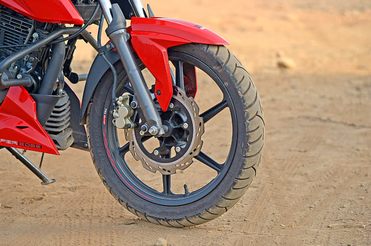 2018 TVS Apache RTR 160 4V vs Suzuki Gixxer SP image gallery