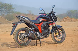 2018 TVS Apache RTR 160 4V vs Suzuki Gixxer SP image gallery