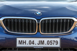 Louvres behind kidney grille open/close as per cooling requirements.