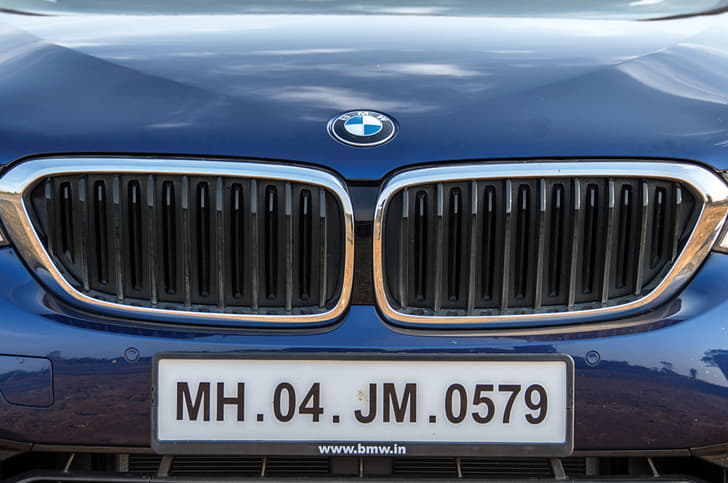 Louvres behind kidney grille open/close as per cooling requirements.