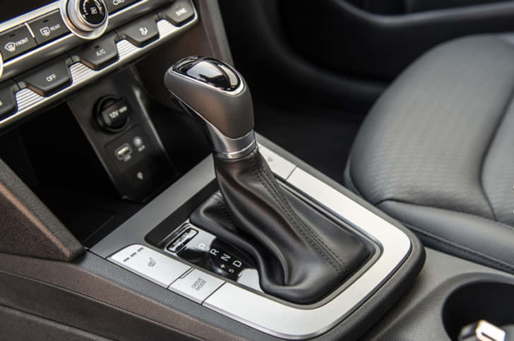 2019 Hyundai Elantra image gallery