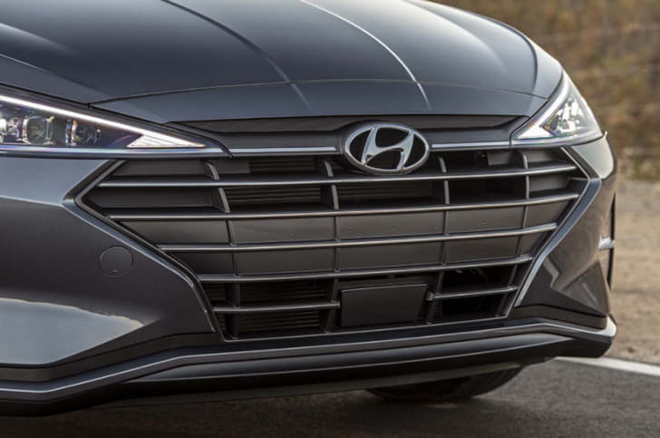 2019 Hyundai Elantra image gallery