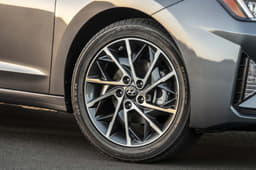 2019 Hyundai Elantra image gallery