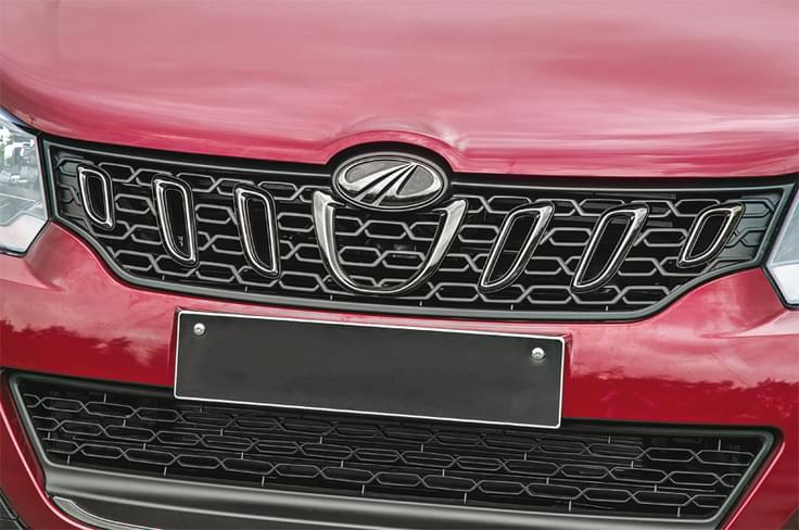 The toothy grille is a Mahindra-typical design element. The toothy grille is a Mahindra-typical design element.