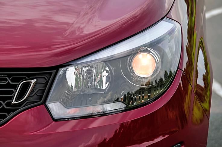 Projector lamps have a mock DRL strip on top. Headlights look small in relation to overall size of the Marazzo. Projector lamps have a mock DRL strip on top. Headlights look small in relation to overall size of the Marazzo.