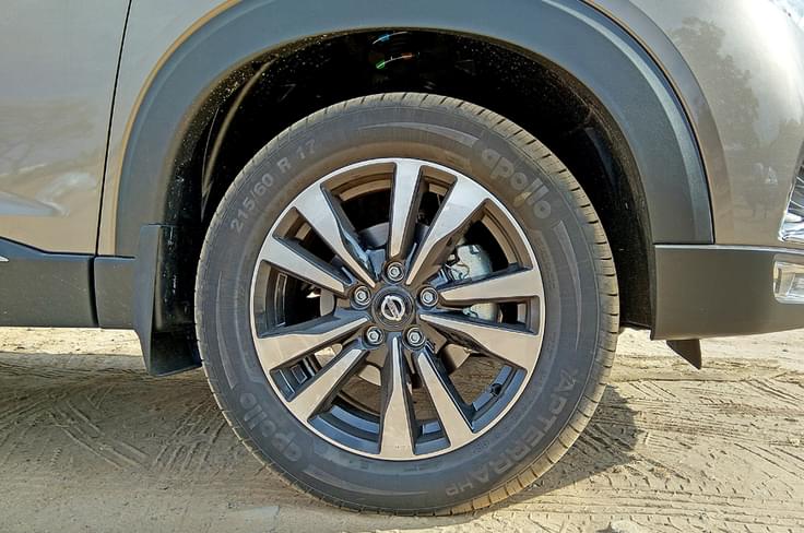 The 17-inch alloy wheels are shod in 215/60 R17 tyres. The 17-inch alloy wheels are shod in 215/60 R17 tyres.
