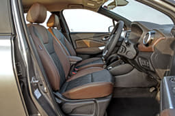 6-way adjustable driver's seat available on the base Kicks XL.