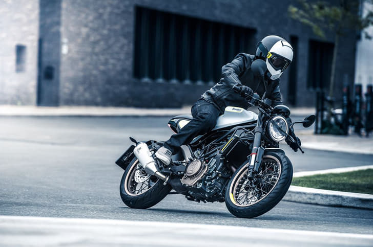 The Vitpilen offers a sporty riding position.