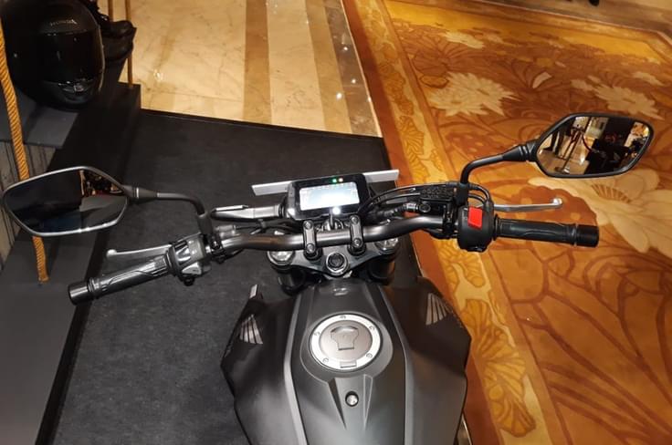 2019 Honda CB300R handlebar and switchgear. 2019 Honda CB300R handlebar and switchgear.