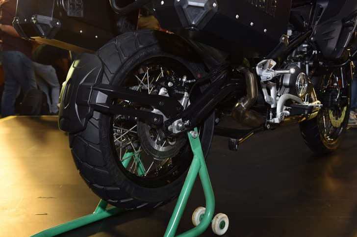 The X variant uses Metzeler Tourance tyres.