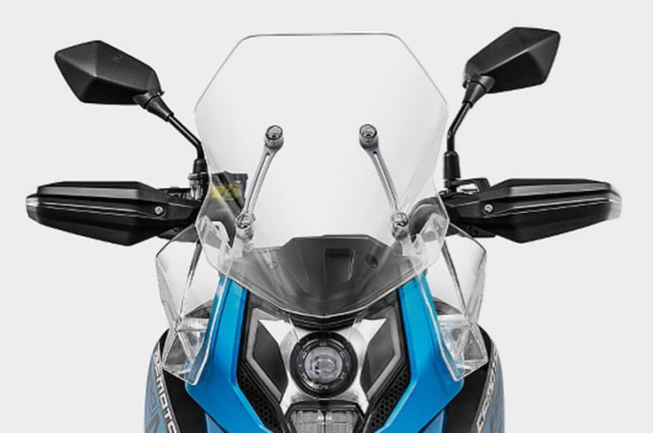 The windscreen is non-adjustable. The windscreen is non-adjustable.