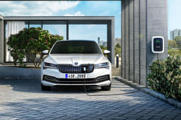 Skoda Superb facelift image gallery