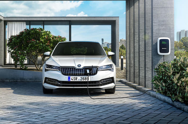 Skoda Superb facelift image gallery