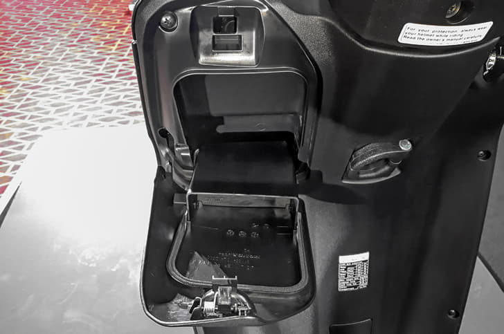 The storage space in the apron should fit most mobile phones.