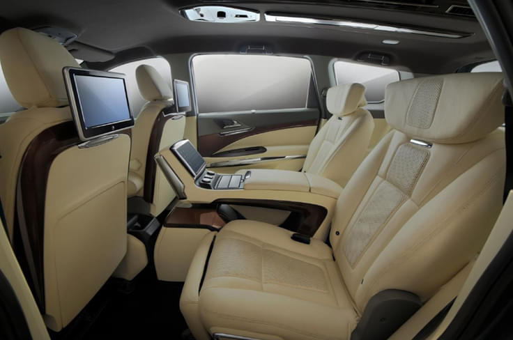 The centre console in the second row now houses a 7-litre refrigerator. The centre console in the second row now houses a 7-litre refrigerator.