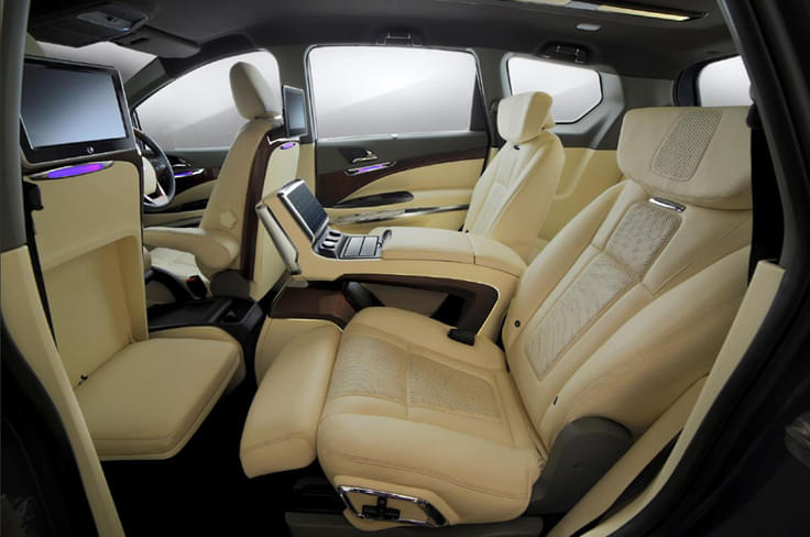 Only the left-hand side second row seat can recline up to 160 degrees and has built-in footrests. Only the left-hand side second row seat can recline up to 160 degrees and has built-in footrests.