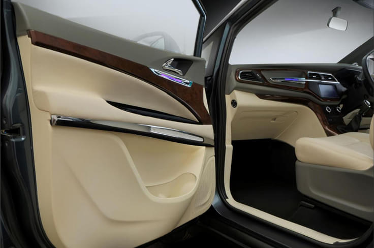 All the ambient light housings around the cabin are finished in chrome. All the ambient light housings around the cabin are finished in chrome.