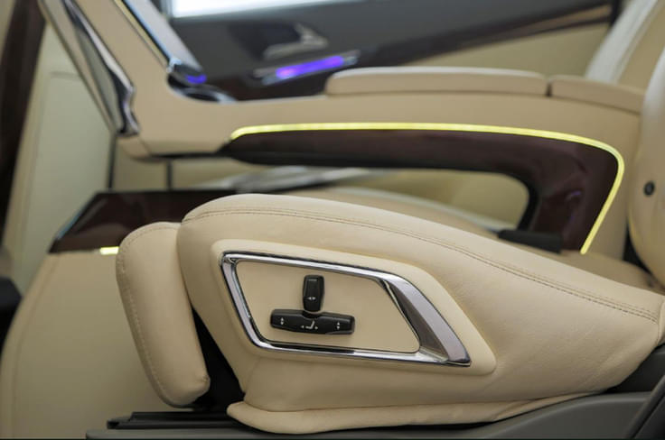 Electronic controls for the second row seats Electronic controls for the second row seats