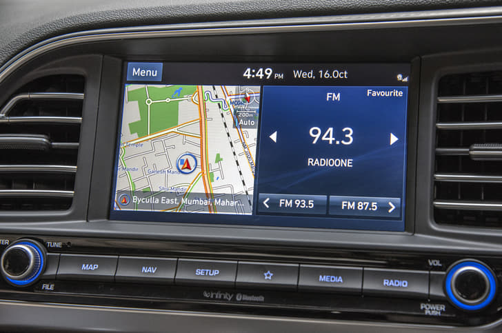 2019 Hyundai Elantra image gallery