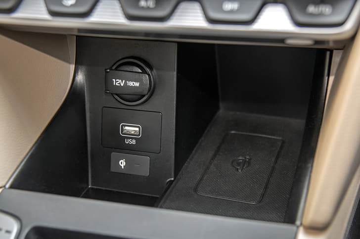 2019 Hyundai Elantra image gallery