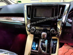 This 7.0-inch touchscreen infotainment is an aftermarket unit.