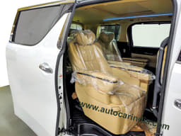 The Executive Lounge pack is standard - there's two throne-like chairs for the second row.