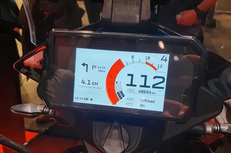 The TFT display shows that traction control will be switchable. The TFT display shows that traction control will be switchable.