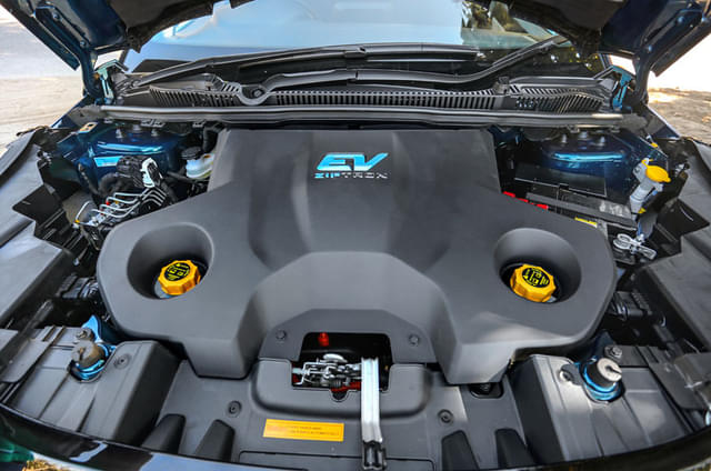Open Bonnet Engine Shot Image - 1650