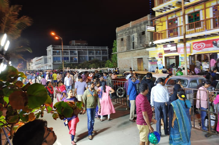 Crowds throng the beach.