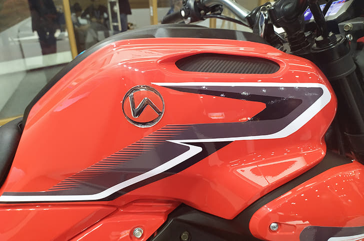 Hero Electric AE-47 tank and badge.