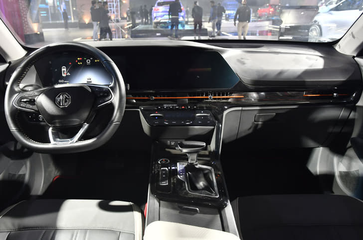 MG RC6 sedan image gallery