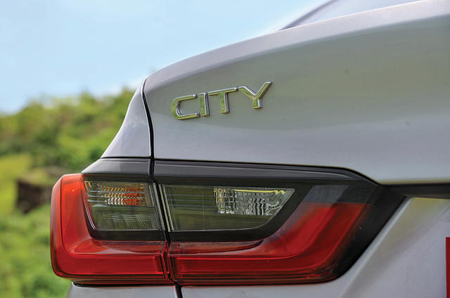 Rear Right Three Quarter Image - 2320