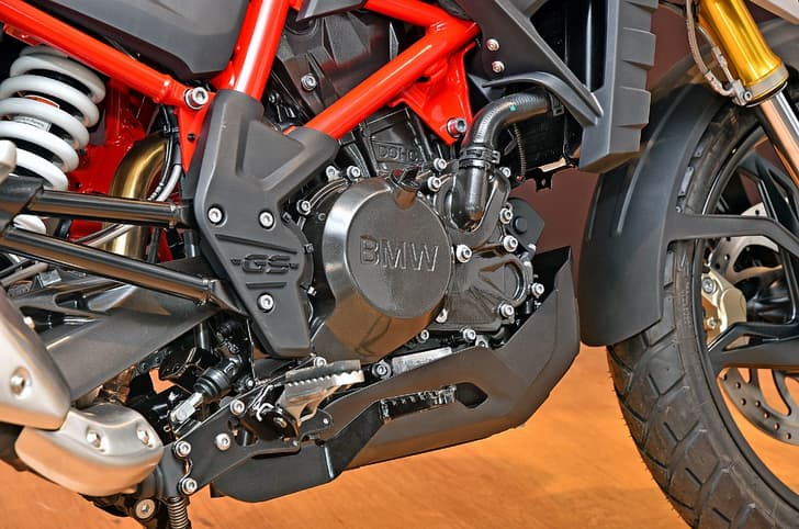 It continues to be powered by the same 313cc, liquid-cooled, single-cyl engine.