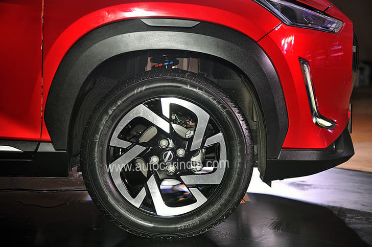 16-inch machined alloys wrapped in 195/60 R16 tyres.