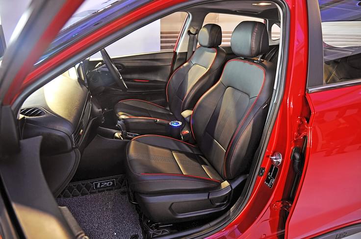 The i20 Turbo model gets a black interior with red accents on the seats and the cabin. The i20 Turbo model gets a black interior with red accents on the seats and the cabin.