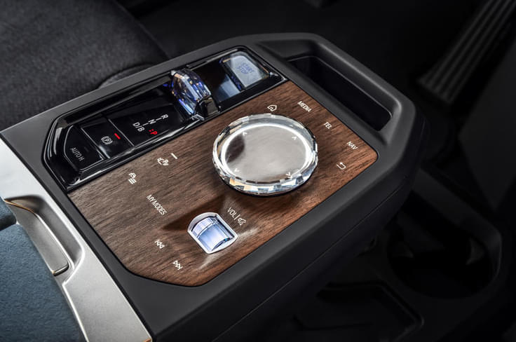 The gear selector toggle and iDrive controller are placed on the front centre armrest. There is no centre console. The gear selector toggle and iDrive controller are placed on the front centre armrest. There is no centre console.