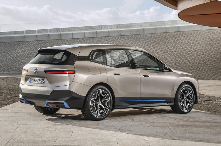 The iX is built on a new aluminium-intensive platform. The iX is built on a new aluminium-intensive platform.