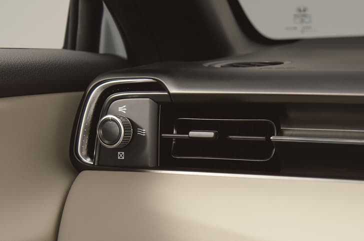 New air diffusion system allows occupants to channel air via the L-shaped side ducts with a twist of the dial.