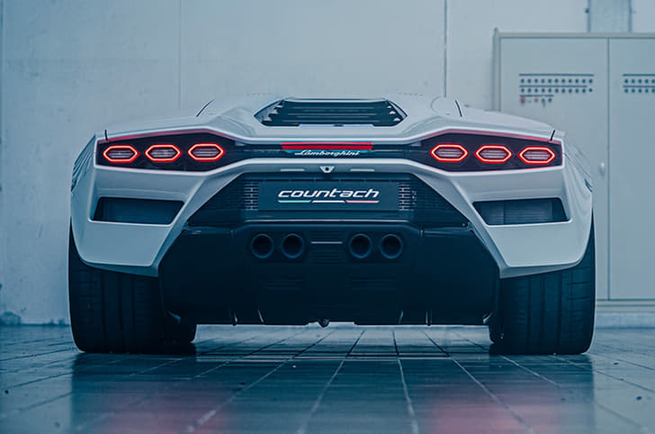 Lamborghini Countach LPI 800-4 image gallery