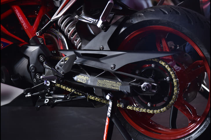 Also included in the Dynamic kit is this brass-coated final-drive chain.